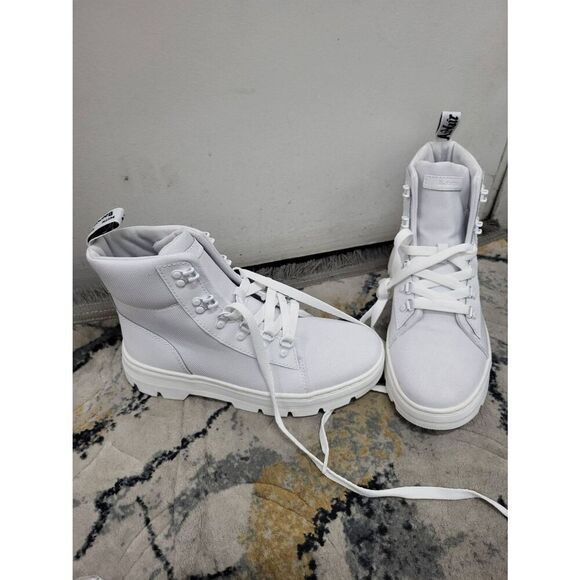 New Dr.Martens boots sz9 - Picture 2 of 6